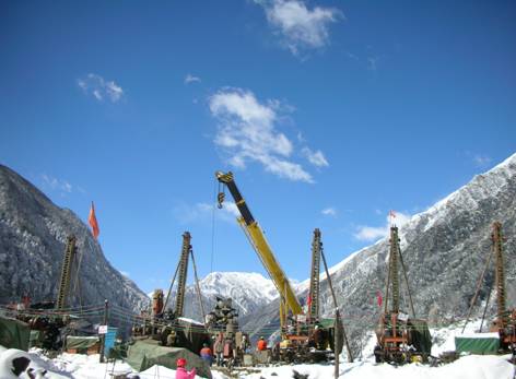 壩基防滲墻施工區在冰雪中堅持進行